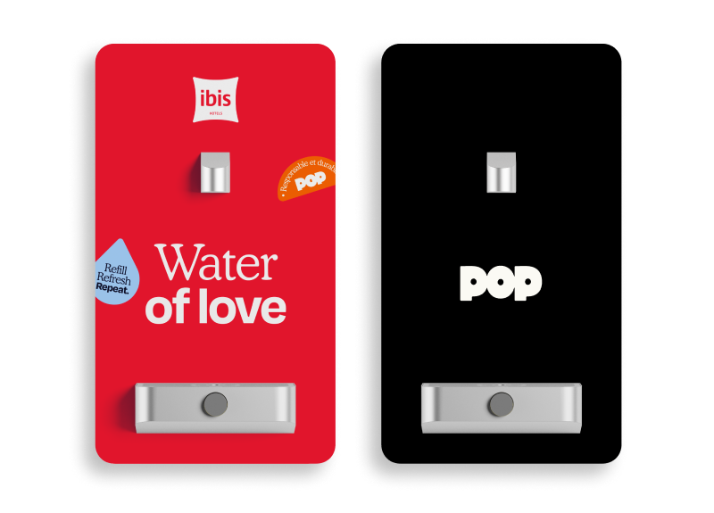 Duo de fontaines à eau murales urbaines : exemple de personnalisation rouge à côté du modèle noir standard POP.