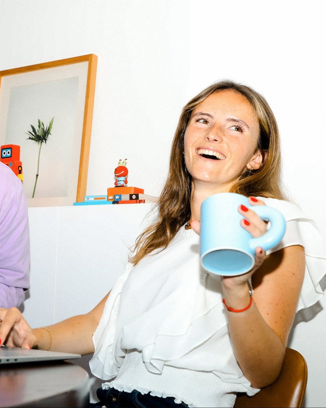 Scène de bureau et Fontaine POP intégrée dans un espace de travail moderne